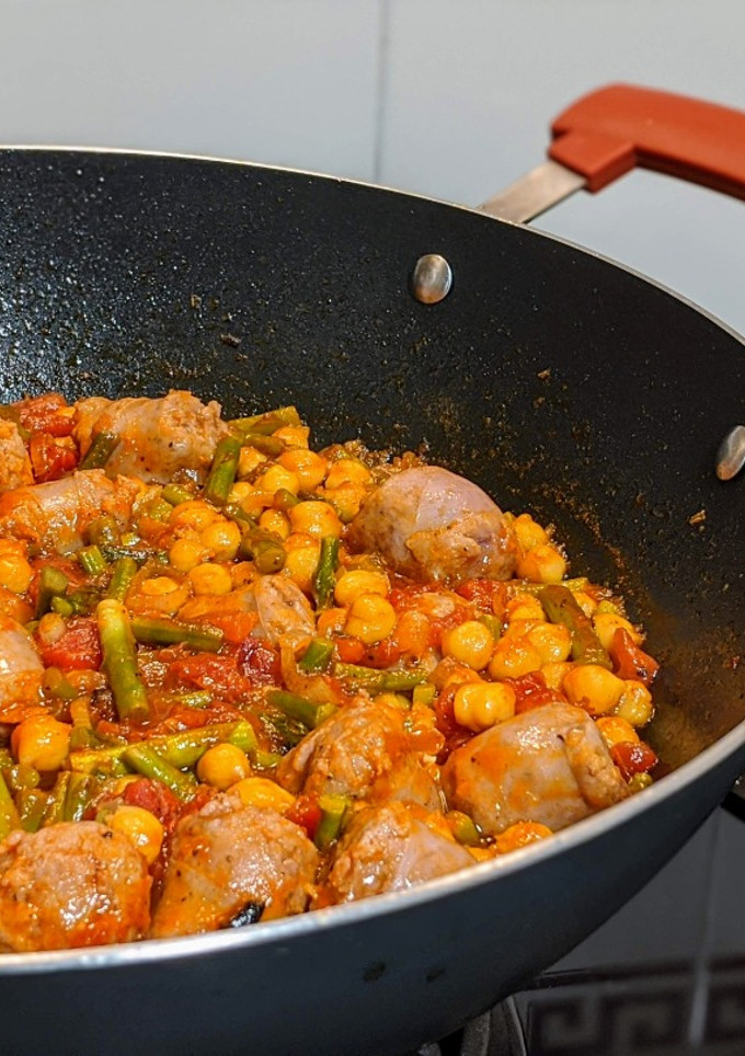 Una foto de Wok de butifarra con garbanzos y trigueros