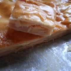 Una foto de Torta de fiambre con masa hojaldrada