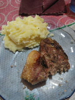 Una foto de Carne al horno con puré