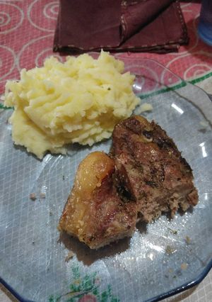 Una foto de Carne al horno con puré