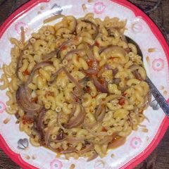 A picture of Jollof macroni with sliced onion.