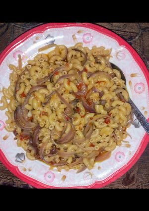 A picture of Jollof macroni with sliced onion.