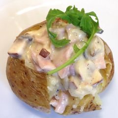 A picture of Jacket Potato with Carbonara.