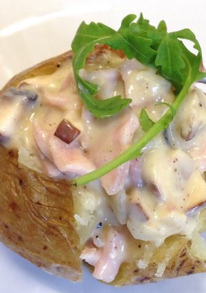 A picture of Jacket Potato with Carbonara.