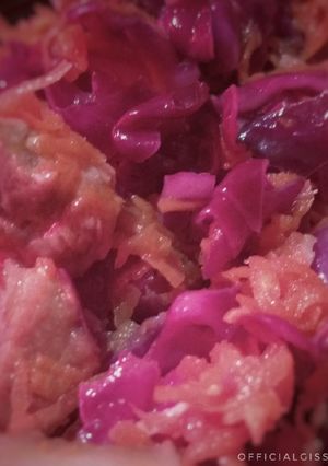 Una foto de Ensalada de repollo morado con carne