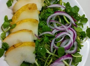 Una foto de Ensalada de Berro,Cebolla y Pera