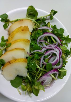 Una foto de Ensalada de Berro,Cebolla y Pera