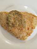 Pez plano o platija empanado con un relleno de crema de espinaca y queso