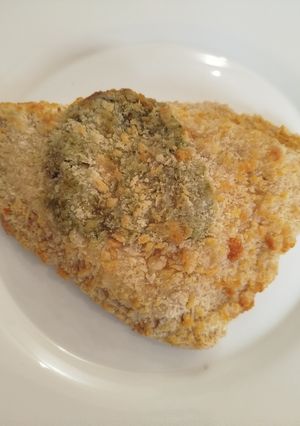Una foto de Pez plano o platija empanado con un relleno de crema de espinaca y queso