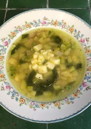 Una foto de Sopa de calabacitas con poblanos