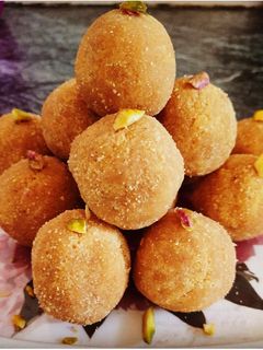 बेसन रव्याचे लाडू (besan ravyache ladoo recipe in marathi) रेसिपी चे मुख्य फोटो