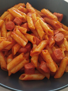 Una foto de Macarrones con salchichas en salsa de tomate