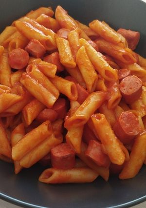 Foto principal de Macarrones con salchichas en salsa de tomate