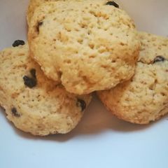 A picture of Coconut & currants cookies.