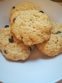 A picture of Coconut & currants cookies.