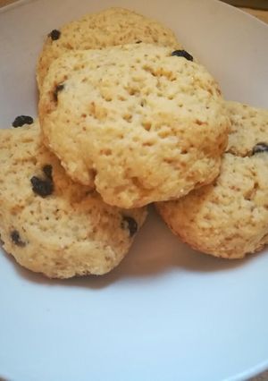 A picture of Coconut & currants cookies.