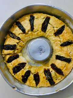 Una foto de ROSCA DE Pascua SALADA (masa con quesos, rellena de tomates secos)