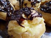 Una foto de crema pastelera para profiteroles