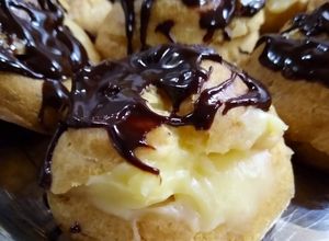 Una foto de Profiteroles con crema pastelera
