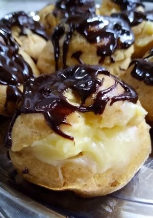 Una foto de Profiteroles con crema pastelera