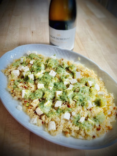 Una foto de Ensalada de quinoa y queso feta al pesto casero de albahaca
