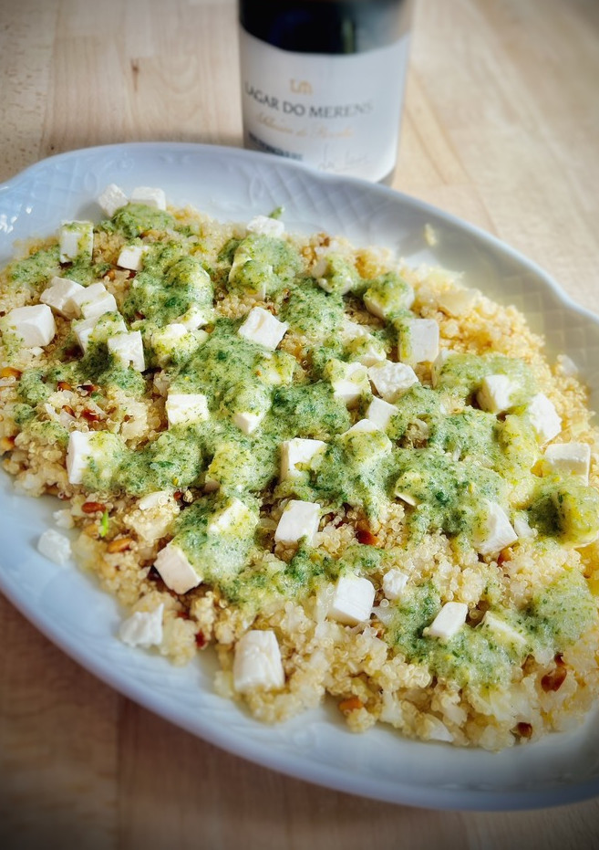 Una foto de Ensalada de quinoa y queso feta al pesto casero de albahaca