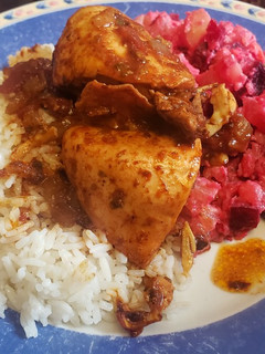 Una foto de Pollo al horno con ensalada rusa