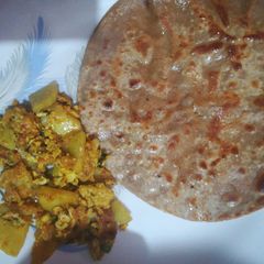 A picture of Paratha with ande alo ki bujia.