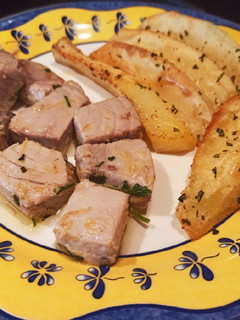 Una foto de Dados de atún fresco con guarnición de patatas