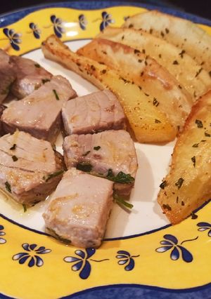 Una foto de Dados de atún fresco con guarnición de patatas