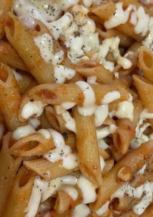 A picture of White sauce pasta.