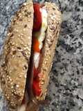 Bocadillo con tomate, queso fresco, pimientos del piquillo y anchoas