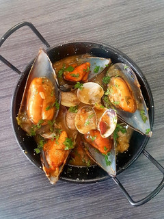 Una foto de Cazuelita de almejas y mejillones a la marinera