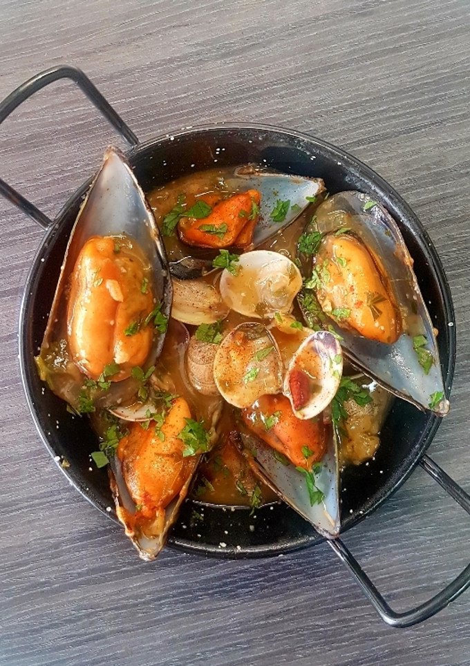 Una foto de Cazuelita de almejas y mejillones a la marinera