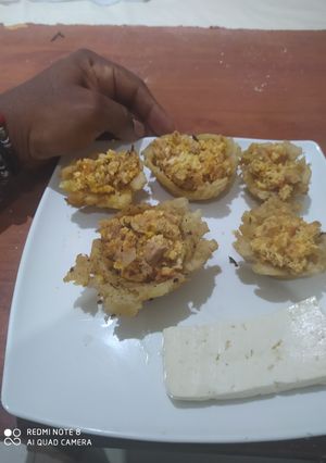 Una foto de Patacon de topocho rellenos de revoltillo de huevo con chorizo
