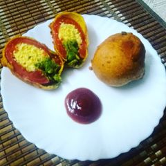 A picture of Stuffed Tomato Pakoda.