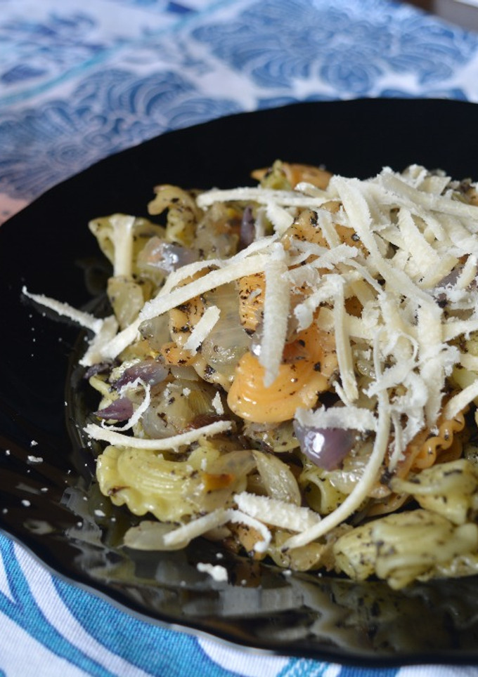 Una foto de Macarrones con trufa y parmesano