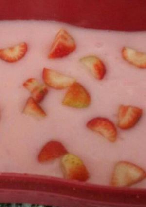 Una foto de Postre rápido de frutillas y dulce de leche 🍓🍓