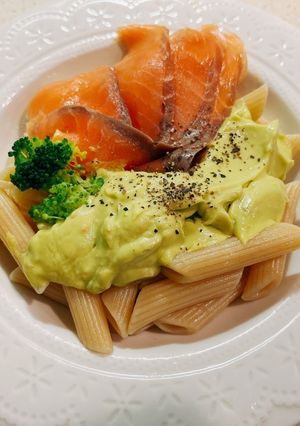 煙燻鮭魚佐香料起司酪梨醬筆管麵 的食譜成品照片