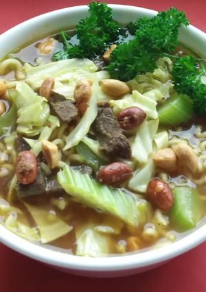 A picture of Chicken Soto with Ramen Noodle& Peanuts 🐥🍅🍝🥜🥒🥕🌶.