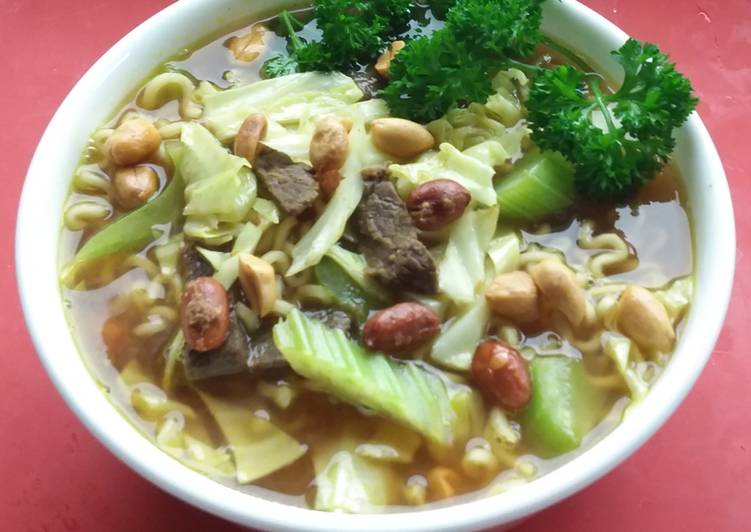 Chicken Soto with Ramen Noodle& Peanuts 🐥🍅🍝🥜🥒🥕🌶