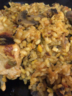 Una foto de Arroz con pollo y champiñones