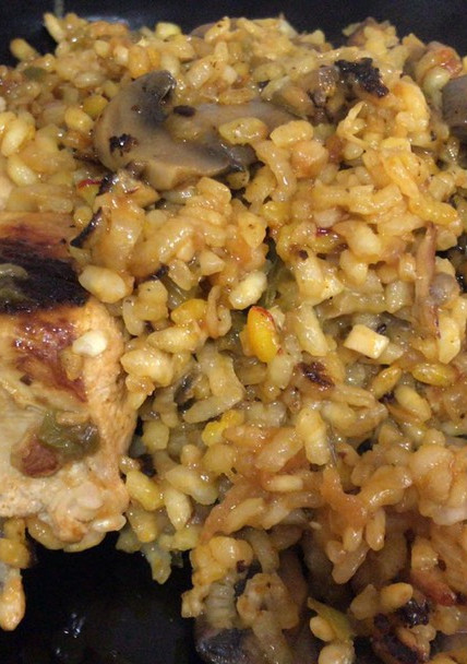Una foto de Arroz con pollo y champiñones