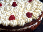 Una foto de red velvet con frutos rojos