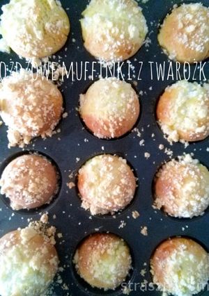 Zdjęcie przepisu Drożdżowe muffinki z serem.