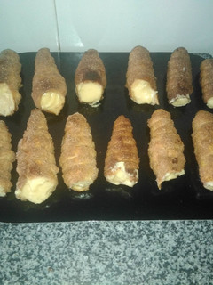 Una foto de Canutillos rellenos de crema pastelera
