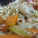 Wok con arroz yamaní y vegetales