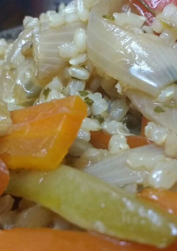 Una foto de Wok con arroz yamaní y vegetales