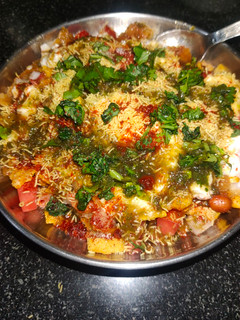 દહીં કચોરી ચાટ (Dahi Kachori Chat Recipe In Gujarati) રેસીપી મુખ્ય ફોટો