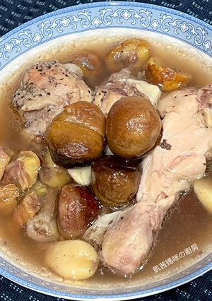 A picture of Garlic Chestnut Chicken Drumstick Soup.